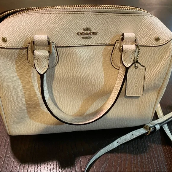 White coach purse. - Picture 2 of 8